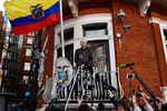 Основатель WikiLeaks Джулиан Ассанж на балконе посольства Эквадора в Лондоне, 2017 год