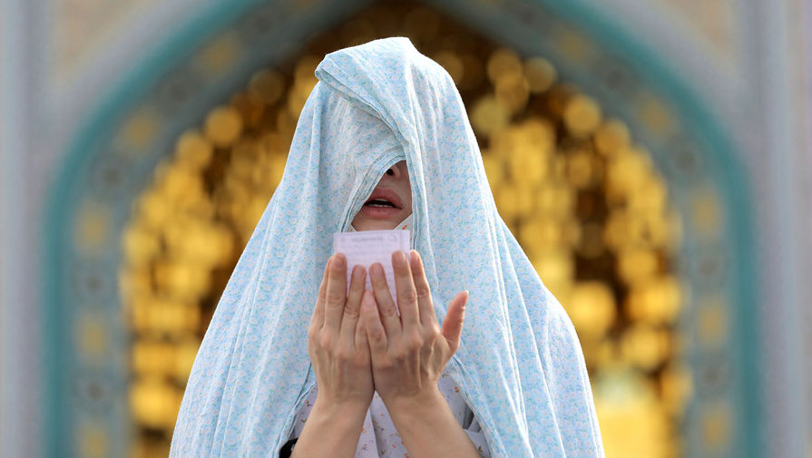 Мусульманка во время молитвы в своем доме в Тегеране, 24 мая 2020 года