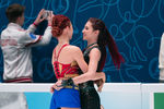 Александра Трусова обнимает Диану Дэвис на показательных выступлениях чемпионата России — 2022