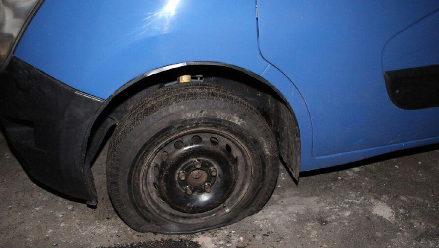 Житель Праги проколол 35 шин на украинских автомобилях