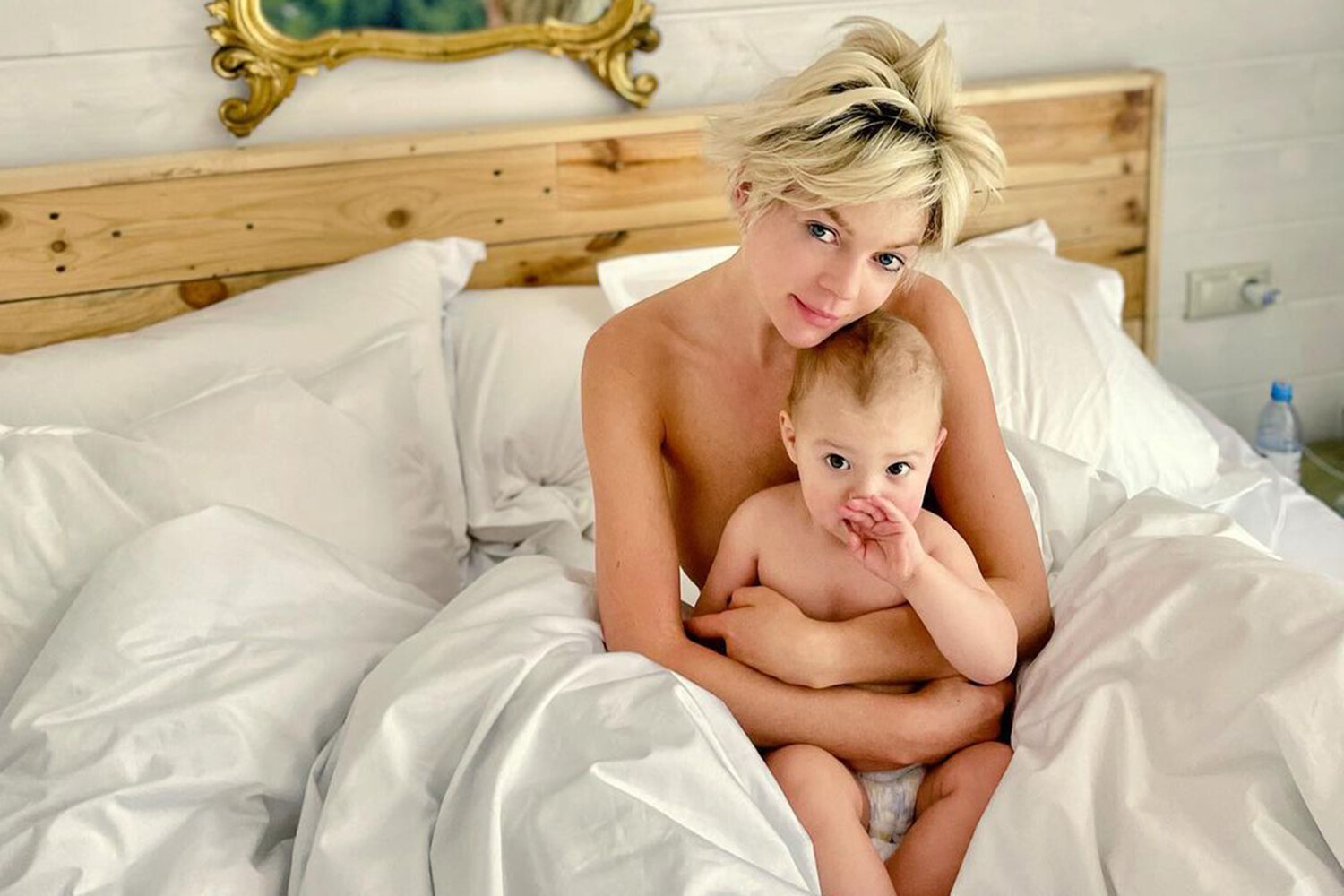 Телеведущая Елена Николаева снялась топлес в кровати с сыном - Газета.Ru |  Новости