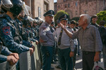 Участник протестной акции и сотрудники полиции у Дома правительства Армении в Ереване, 19 сентября 2023 года