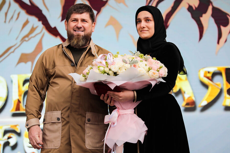 Глава Чеченской Республики Рамзан Кадыров и его дочь, министр культуры Чеченской Республики Айшат Кадырова