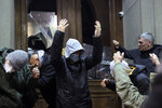 Сторонники оппозиции пытаются штурмовать здание городского собрания в Белграде, Сербия, 24 декабря 2023 года