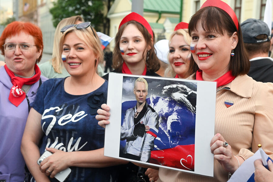 Зрители у&nbsp;посольства США в&nbsp;Москве, где проходит митинг-концерт певца Ярослава Дронова (Shaman), 19&nbsp;июля 2024&nbsp;года