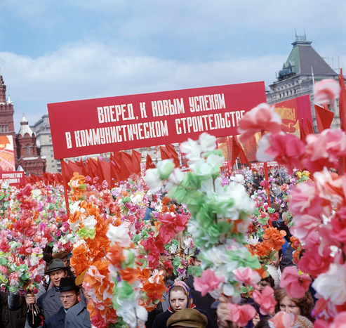 Праздничная первомайская демонстрация. Колонна трудящихся на&nbsp;Красной площади. 1976&nbsp;год.
