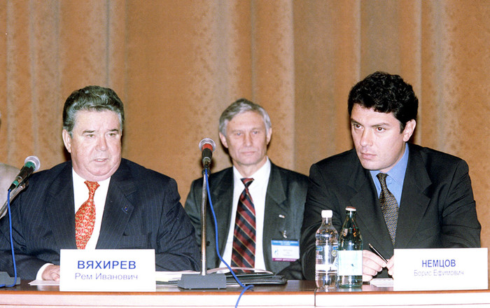 Глава РАО &laquo;Газпром&raquo; Рем Вяхирев и вице-премьер правительства РФ Борис Немцов на&nbsp;встрече в&nbsp;1998 году