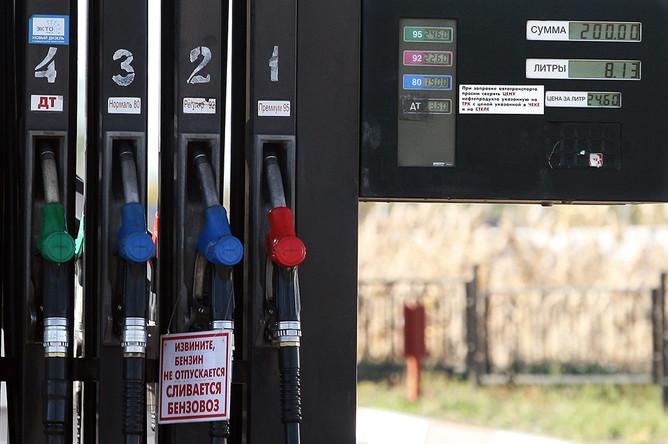 Из-за налогового маневра в нефтяной отрасли, который планирует правительство, цена на бензин в 2014 году вырастут на 3-4 рубля за литр