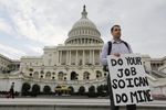 Федеральный чиновник, протестующий против «выключения» правительства у здания Конгресса США в Вашингтоне. Надпись на плакате: «Делайте свою работу, чтобы я мог делать свою».