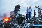 На месте падения пассажирского самолета «Малайзийских авиалиний» Boeing 777