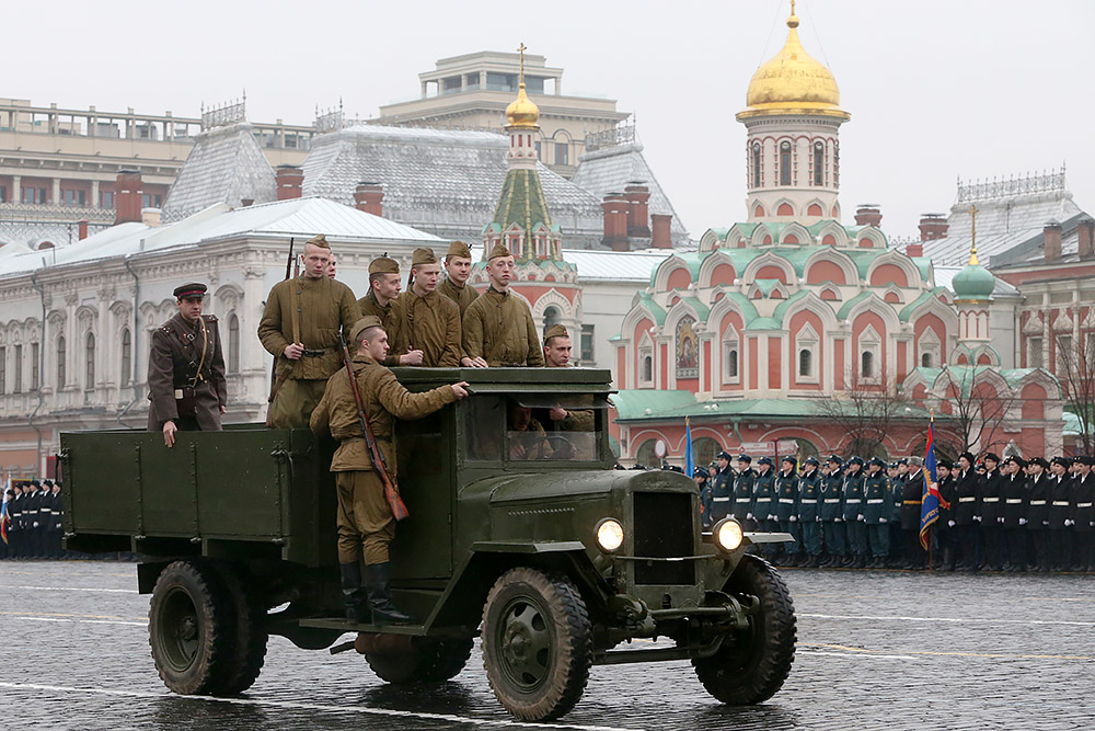 На марше, посвященном 73-й годовщине военного парада 7 ноября 1941 года, на Красной площади