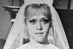 Алиса Фрейндлих начала сниматься в кино еще студенткой, в середине 50-х, но долгое время роли ей попадались небольшие: она была буфетчицей в «Полосатом рейсе» (1961), мамой главного героя в детской сказке «Тайна железной двери» (1970). На фото: в роли невесты на съемках фильма «Приключения зубного врача» (1965)