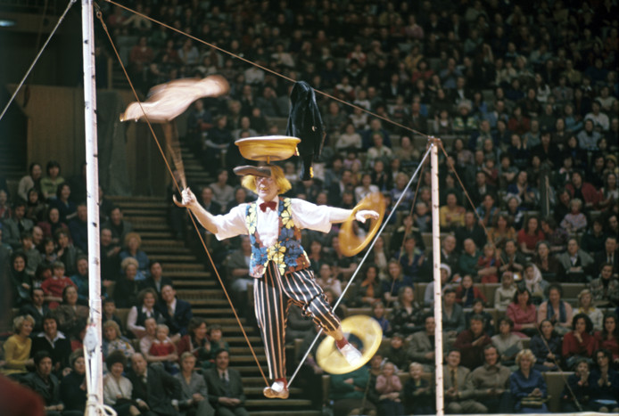 Самым первым цирковым номером Олега Попова была эксцентрика на&nbsp;свободной проволоке