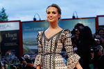Алисия Викандер, шведская актриса, набирающая популярность в Голливуде, — в платье Louis Vuitton на премьере «Девушки из Дании». Черно-белое, с английской вышивкой, оно точно попадает в тренды этого года. Вышивки и правда было много