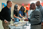 В ходе избирательной кампании 2016 года Барак Обама делает многое, чтобы заработать поддержку цветного американского населения. Это было чрезвычайно важно, поскольку многие афроамериканцы или латинос не доверяли Хиллари Клинтон. На фото — Барак Обама вместе с женой и дочерьми во время раздачи еды бездомным
