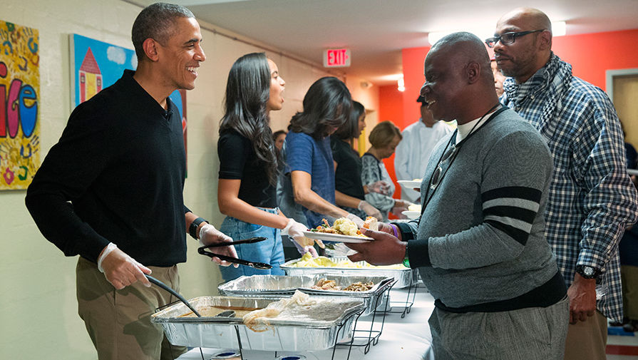В&nbsp;ходе избирательной кампании 2016&nbsp;года Барак Обама делает многое, чтобы заработать поддержку цветного американского населения. Это было чрезвычайно важно, поскольку многие афроамериканцы или латинос не доверяли Хиллари Клинтон. На&nbsp;фото &mdash; Барак Обама вместе с&nbsp;женой и дочерьми во время раздачи еды бездомным
