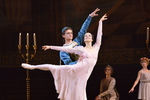 Диана Вишнева (Джульетта) и Юрий Смекалов (Парис) в сцене из балета Леонида Лавровского «Ромео и Джульетта», представленного в рамках 13-го Международного фестиваля балета «Мариинский», 2013 год 
