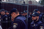 Сотрудники полиции у здания посольства России