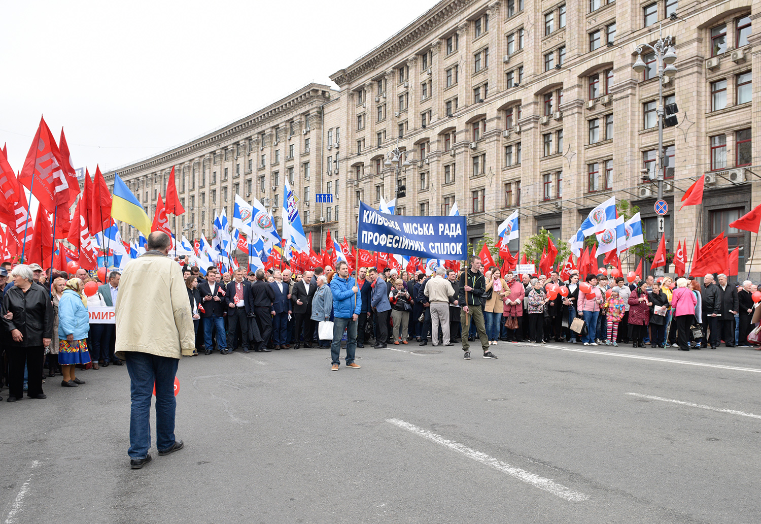 Участники первомайской демонстрации в Киеве, 1 мая 2017 года