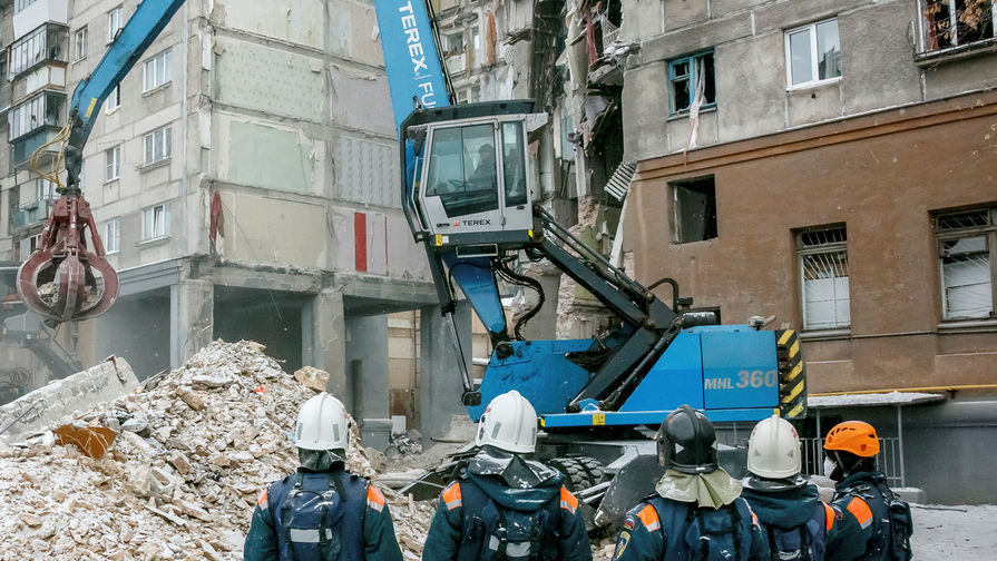 Разбор завалов на месте обрушения части многоэтажного жилого дома после взрыва в Магнитогорске, 3 января 2019 года