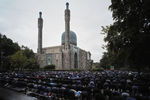 Мусульмане во время праздничной коллективной молитвы у Соборной мечети Санкт-Петербурга, 31 июля 2020 года