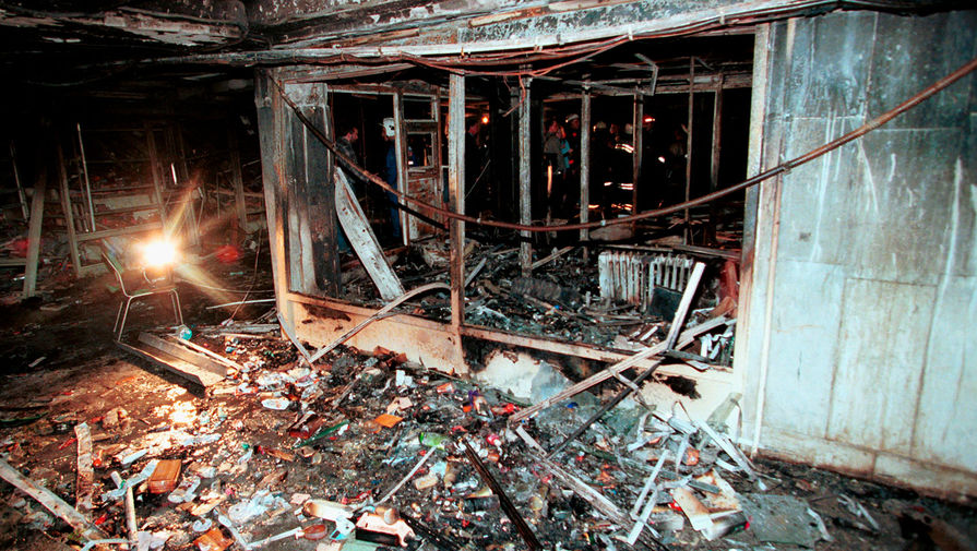 На&nbsp;месте трагедии в&nbsp;подземном переходе, 8 августа 2000 года