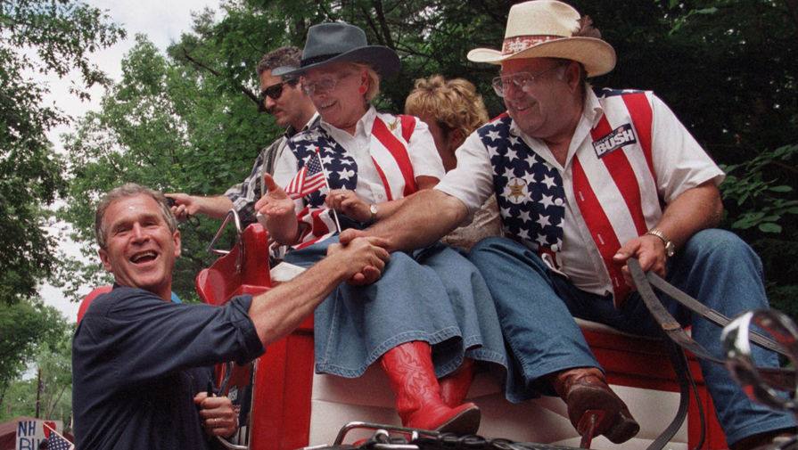 Кандидат в&nbsp;президенты Джордж Буш приветствует своих сторонников во время парада в&nbsp;Мерримаке, 4 июля 1999 года
