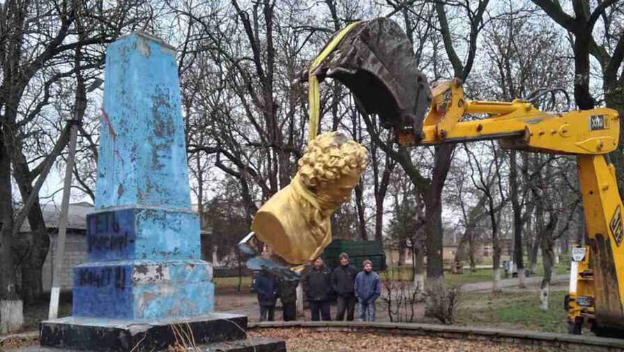 В украинском Ананьеве демонтировали памятник Пушкину