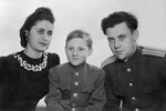 9-летний Владимир Высоцкий и его родители — мама Нина Максимовна и отец Семен Владимирович, 1947 год