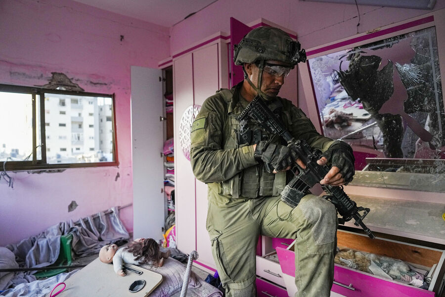 Израильский солдат во время наземной операции в&nbsp;секторе Газа, 8&nbsp;ноября 2023&nbsp;года