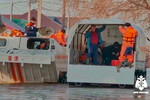 Сотрудники МЧС РФ и коммунальных служб в зоне подтопления после прорыва дамбы в микрорайоне Старый город в Орске, 6 апреля 2024 года