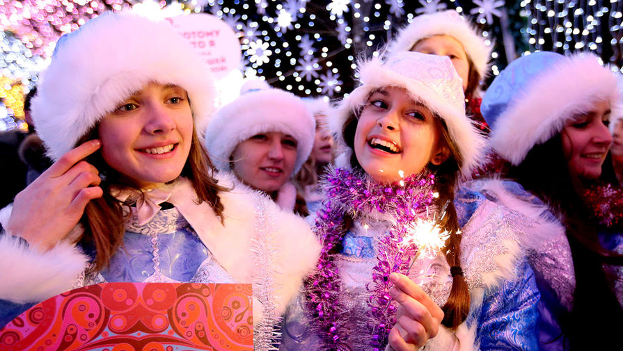 Участницы парада Снегурочек на&nbsp;Тверском бульваре в&nbsp;рамках фестиваля &laquo;Путешествие в&nbsp;Рождество&raquo;