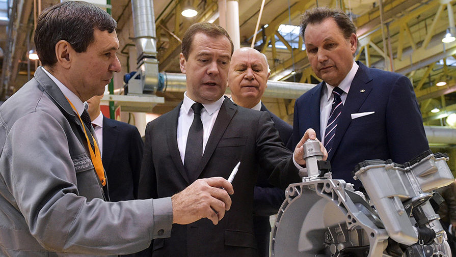 Дмитрий Медведев во время посещения завода ОАО &laquo;АвтоВАЗ&raquo;