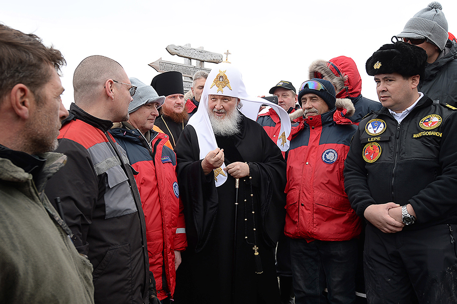 Патриарх Московский и всея Руси Кирилл (в центре) на российской станции «Беллинсгаузен» на острове Ватерлоо. Патриарх совершил водосвятный молебен и заупокойную литию о погибших полярниках в единственном постоянно действующем храме в Антарктиде — русском православном храме Святой Троицы
