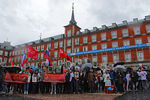 Участники акции «Бессмертный полк» во время праздничного митинга на площади Пласа-Майор в Мадриде