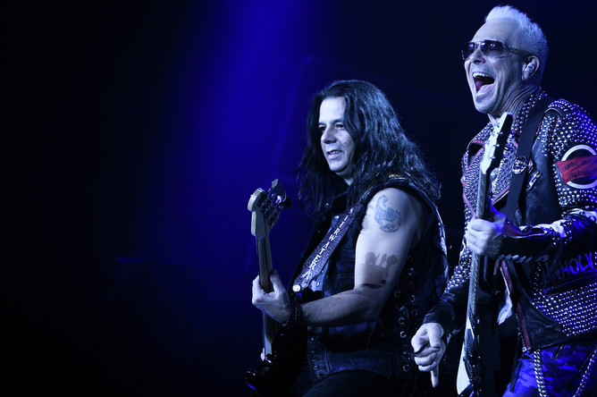 Гитаристы группы Scorpions Маттиас Ябс и Рудольф Шенкер (справа)