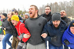 Участники народных гуляний во время празднования Бакшевской Масленицы в Московской области