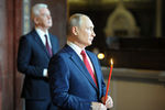 Президент России Владимир Путин и мэр Москвы Сергей Собянин во время пасхальной службы в храме Христа Спасителя, 2 мая 2021 года