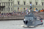 Базовый тральщик БТ-115 «Павел Хренов» на Главном военно-морском параде в честь Дня ВМФ в Санкт-Петербурге, 25 июля 2021 года