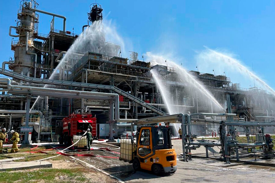 Сотрудники МЧС РФ тушат пожар на Новошахтинском нефтеперерабатывающем заводе в Ростовской области, 22 июня 2022 года