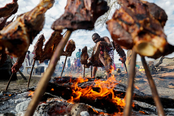 Представитель племени масаи готовит мясо на&nbsp;Первой неделе культуры Маа в&nbsp;Национальном заповеднике Масаи-Мара, Кения, 22&nbsp;августа 2023&nbsp;года
