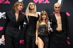 Рок-группа Maneskin с наградой за лучшее рок-видео на церемонии вручения наград MTV Video Music Awards 2023, 13 сентября 2023 года 
