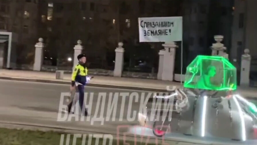 В Екатеринбурге мужчина проехал по городу на велосипеде, переделанном в НЛО