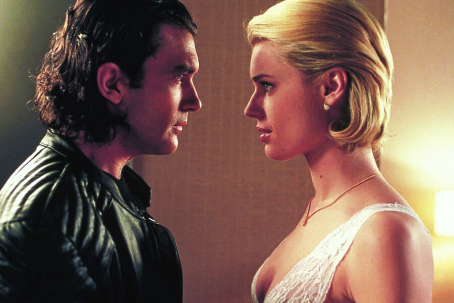 <b>«Роковая женщина» (2002)</b>
<br><br>
Эротический триллер Брайана Де Пальмы с&nbsp;Бандерасом и Ребеккой Ромейн в&nbsp;свое время провалился в&nbsp;прокате и не был оценен критиками. Но шли годы — и вот уже это культовая классика.
