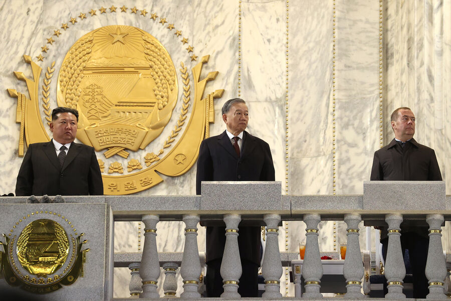 Председатель партии &laquo;Единая Россия&raquo;, заместитель председателя Совета безопасности РФ Дмитрий Медведев, генеральный секретарь Коммунистической партии Вьетнама То Лам и лидер КНДР Ким Чен Ын (справа налево) во время военного парада в&nbsp;честь 80-летия создания Трудовой партии Кореи, Пхеньян, КНДР, 10&nbsp;октября 2025&nbsp;года