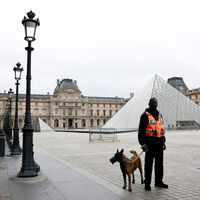 Күйеуіштің шәует жеп жатқанын қараңыз