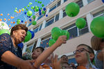 Ученики гимназии №8 города Сочи во время праздничной линейки, посвященной Дню знаний