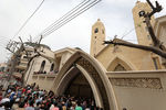 После взрыва внутри церкви в Танте, Египет, 9 апреля 2017 года
