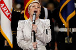 Певица Пинк исполняет гимн США перед Супербоулом 