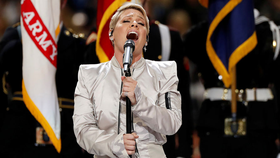 Певица Пинк исполняет гимн США перед&nbsp;Супербоулом 